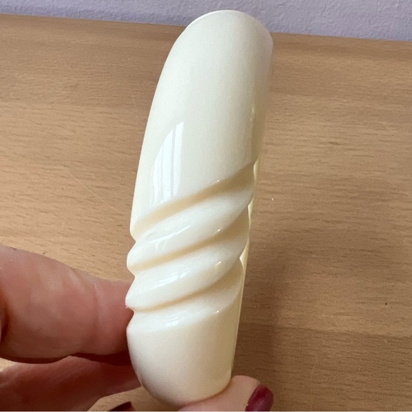 VINTAGE RETRO VANILLA CREAM CARVED CELLULOID PLASTIC WIDE THICK BANGLE BRACELET - Picture 8 of 16
